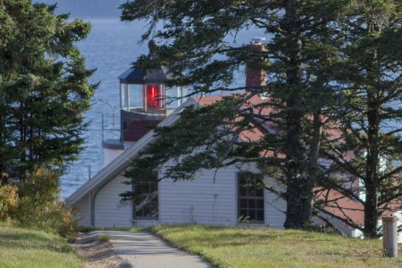 De Bass Harbor Lighthouse geeft rood licht