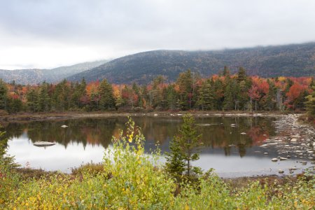 Een mooi spiegel meer aan de Kancamagus highway