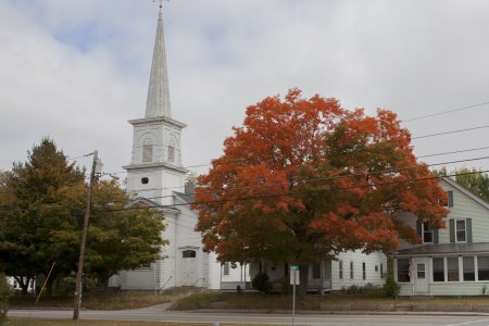 Een typisch Amerikaans plaatje, kerk, bluskraan, boom