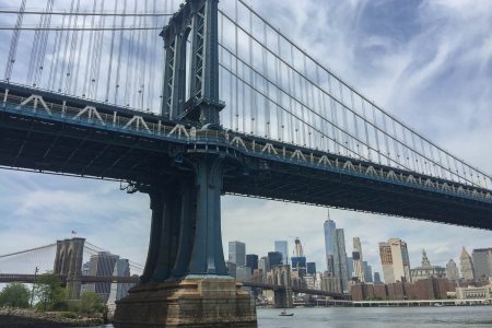 De Manhatten brug met op de achtergrond de Brooklyn bridge en Manhattan