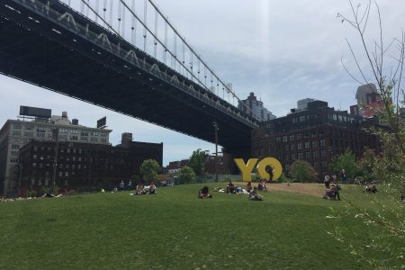 De Manhattan bridge verdwijnt tussen de gebouwen