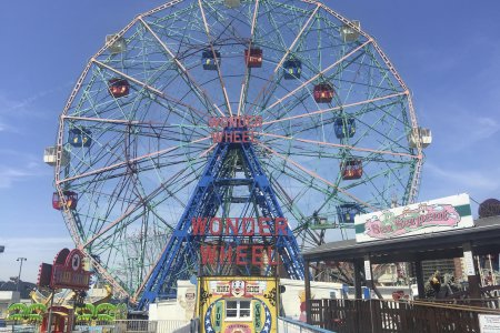 Het wonder wheel, de bakjes rijden binnenin het wiel op een rails