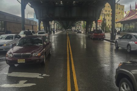 In Brooklyn lopen de treinen tussen de huizen boven de straat