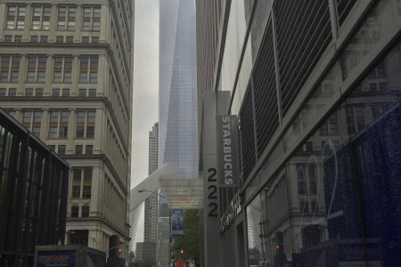 Memorial tower in een wolk