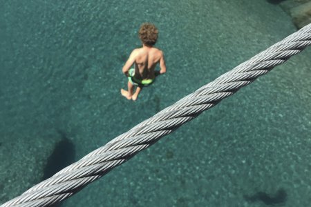 Gekkie springt van suspension bridge