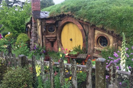 Een van de 44 Hobbit holen met mooie lente bloemen