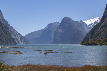 Mitre Peak met in de achtergrond de hoogste berg van iets meer dan 2000 meter