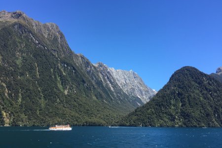 Mitre Peak met in de achtergrond de hoogste berg van iets meer dan 2000 meter