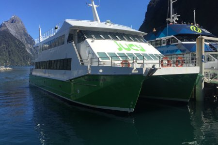  De Jucy Cruise neemt ons mee het fjord in