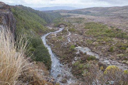 Waterval met bijbehorende rivier in Tongariro National Park
