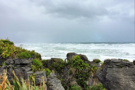 Een ruige zee bij de pancake rocks