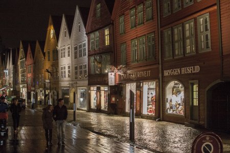 De huisjes van Bryggen in de avond