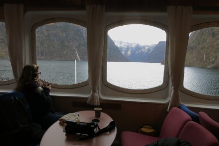 Syl geniet van het uitzicht op de Naeroyfjord