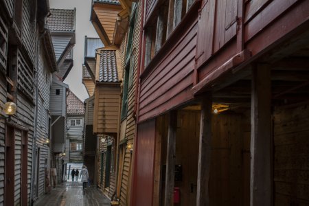 Elk gebouw heeft z&#039;n eigen hijskraantje in Bryggen