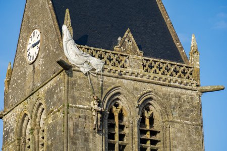 Een onfortuinlijke paratrooper lande op 6 juni 1944 in de kerktoren