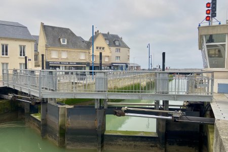 Een grote deur naar de achterliggende haven tegen de getijde