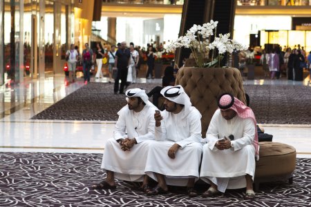 Arabische mannen wachten op hun vrouwen