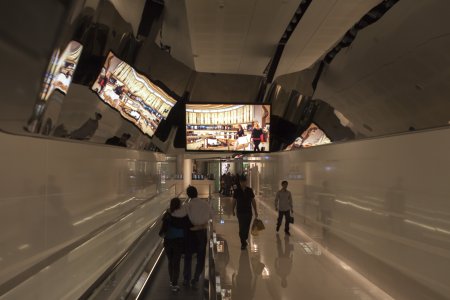 Vreemde spiegeling op een moving walkway