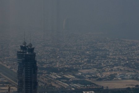 Wazig en in de verte staat Burj al Arab