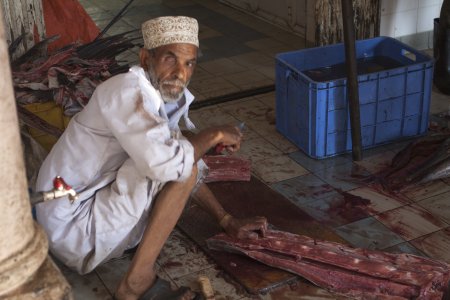 Meneer snijd vis tot verkoopbare stukken