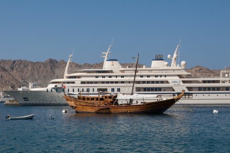 Een dhow naast een wat moderner schip