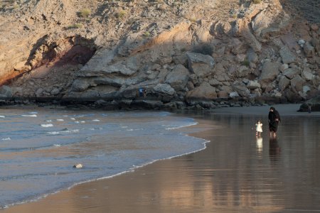 In volledige dracht op het strand