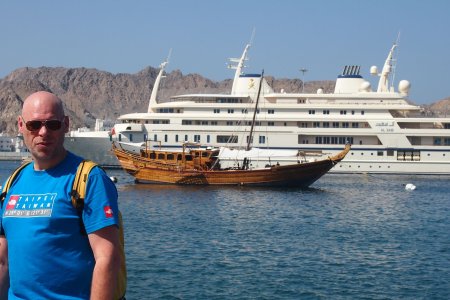 Een dhow naast een wat moderner schip