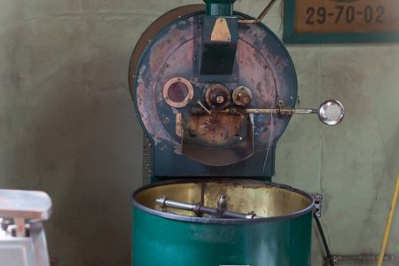 Een mooie oude koffie brander, nog dagelijks in gebruik