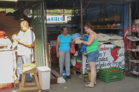 Syl koopt bananen op een marktje