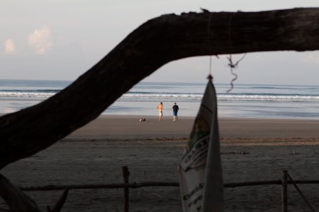 Mensen doen een ochtend wandeling op het strand