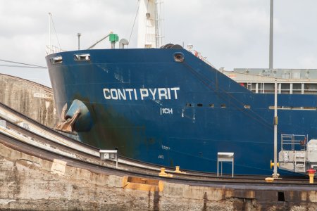 Een schip in de sluizen van Gatun in het Panama kanaal