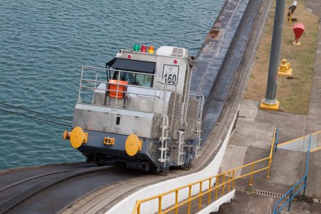 Een elektrische trein komt de heuvel op