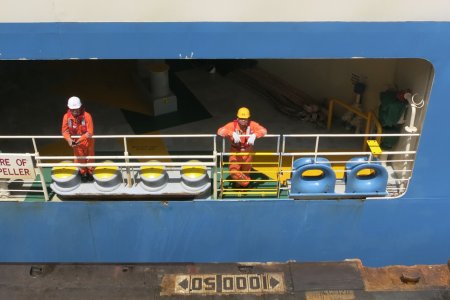 Medewerkers bekijken de toeristen vanuit hun schip