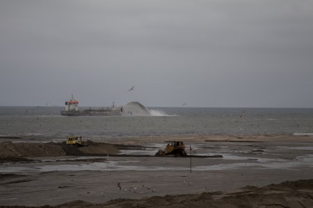 Bij Camperduin word een nieuw strand opgespoten