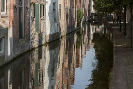 Mooie spiegeling op een smalle gracht