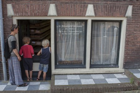 Kinderen kijken binnen bij de Alkmaarder Glazenier
