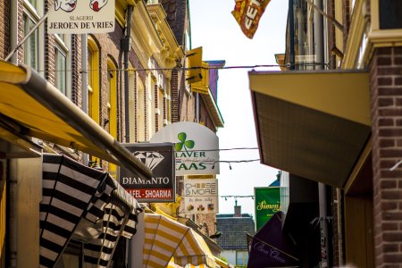 Uithangborden in een winkelstraat van Alkmaar