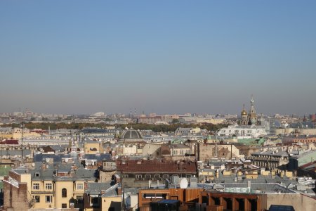 De stad heeft niet veel hoogbouw, de kerk is het hoogst