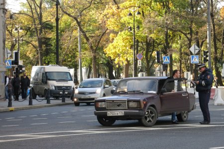 Politie houdt oude auto aan