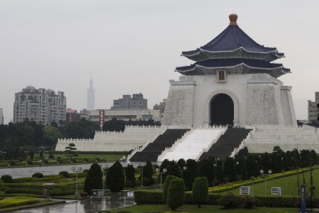 De Chiang Kai Shek memorial hall, in de verte de 101 tower