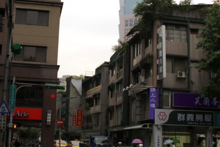 De Taipei 101 tower torent boven andere gebouwen uit