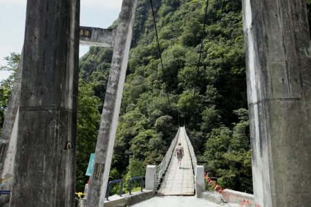 Mooie hangbrug over de kloof. Doodeng!