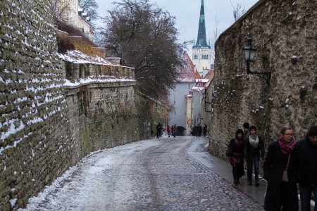 The Long Leg, een glad en steil straatje naar Toompea Hill