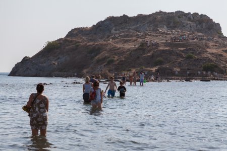 Het konijnen eiland is wadend door het water te bereiken