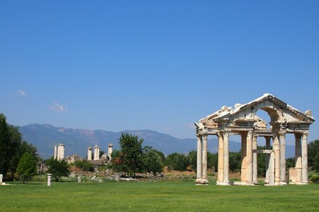 Een Tetrapylon met erachter de restanten van de tempel van Aphrodite