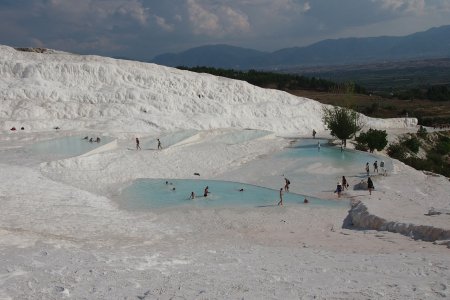 Mensen gebruiken de blauwe baden om in te zwemmen