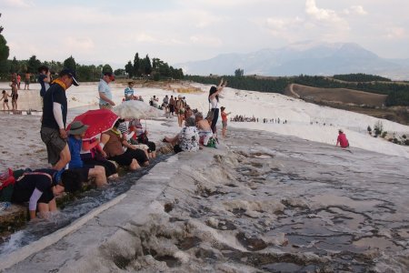 Mensen gebruiken de water toevoer kanalen om in te pootjebaden