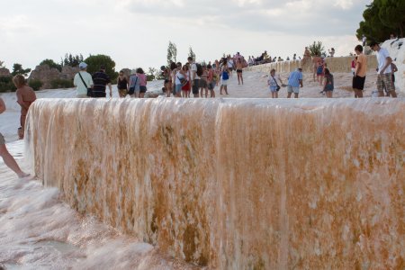 Syl poseert bij een van de baden