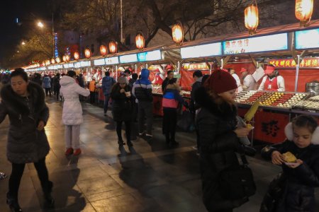 De avond markt verkoopt alles wat eetbaar is