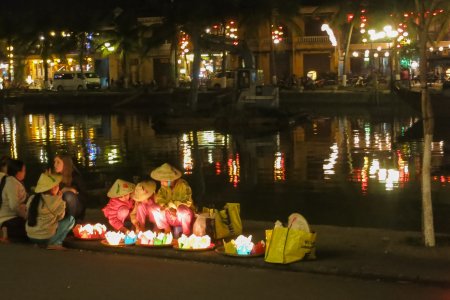 Kinderen verkopen drijvende lampionnetjes &#039; for good luck&#039;